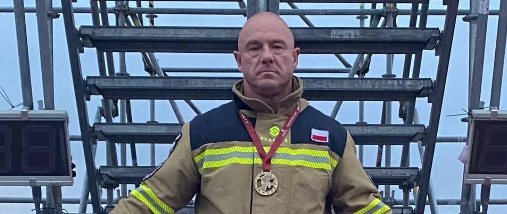 Strażak stojący na podium.