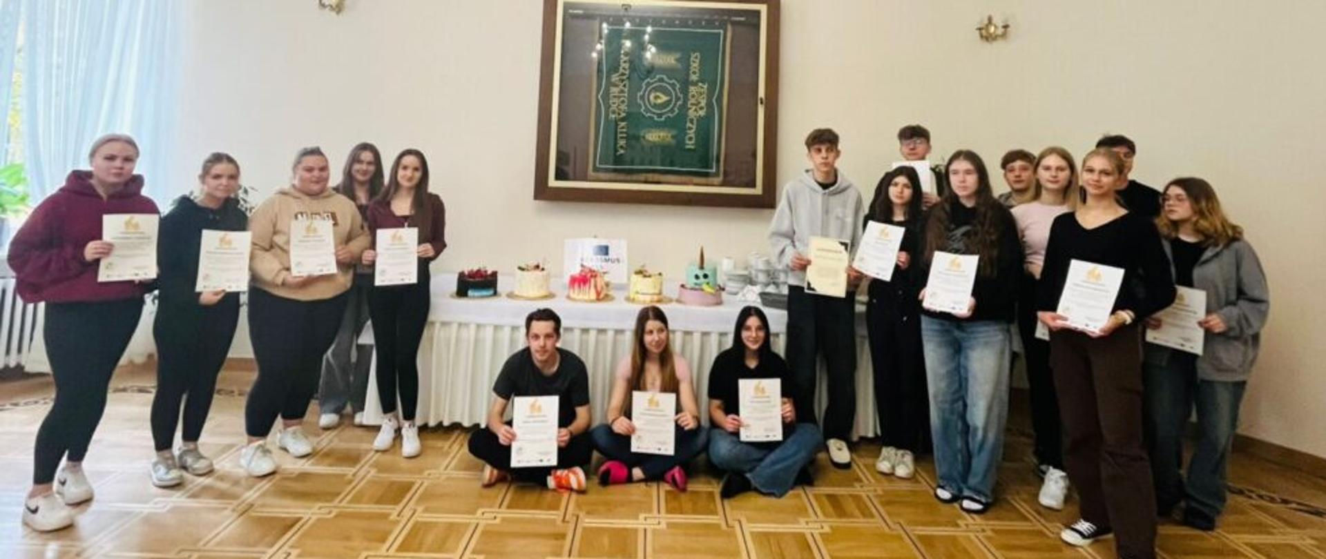 Grupowe zdjęcie uczestników do Hiszpanii. 