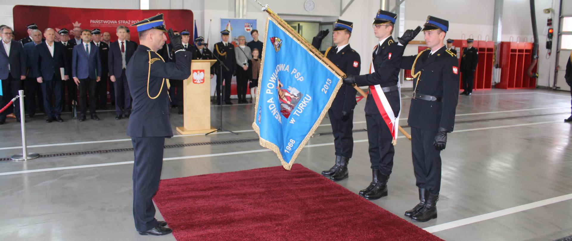 na zdjęciu Z-ca K-nta żegnający się ze sztandarem Komendy