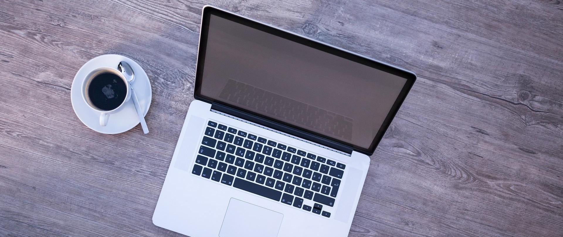 Grafika ilustracyjna. Laptop z kawą