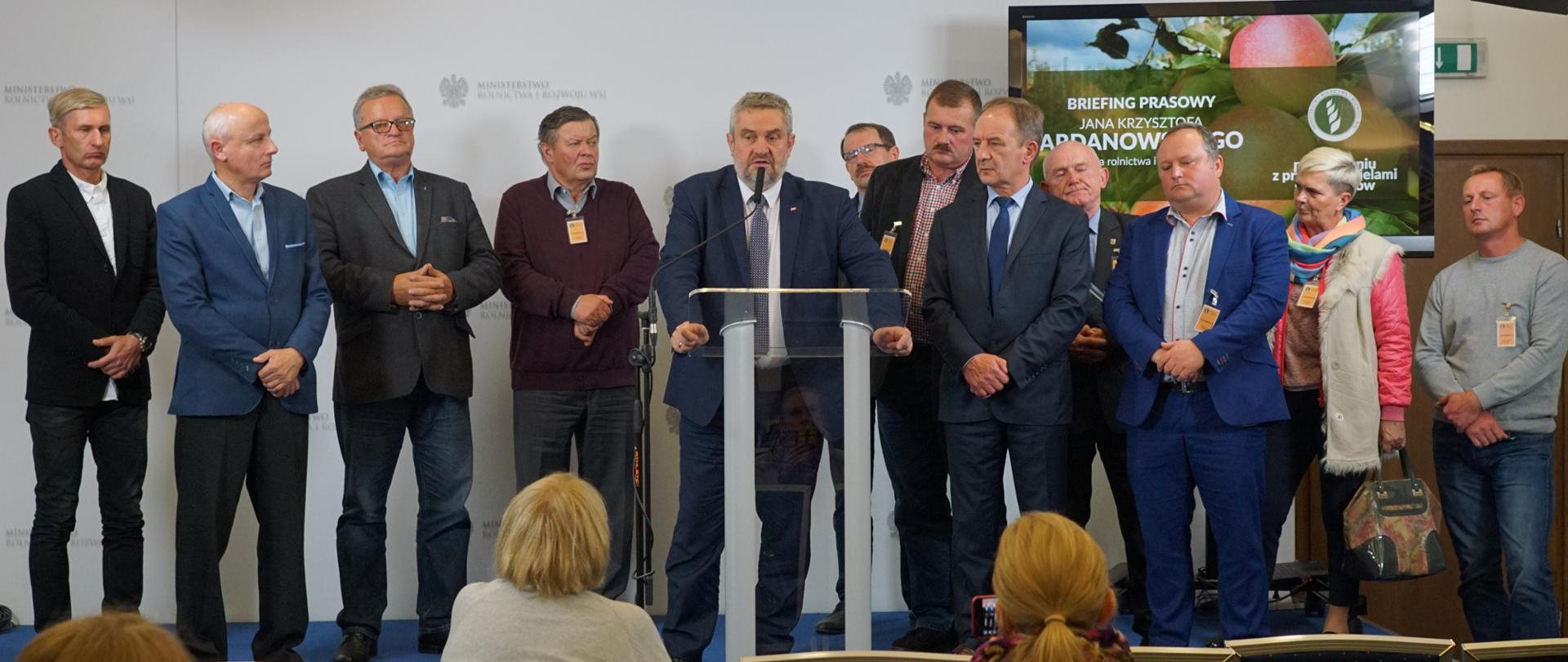 Minister Jan Krzysztof Ardanowski oraz przedstawiciele sadowników podczas briefingu prasowego