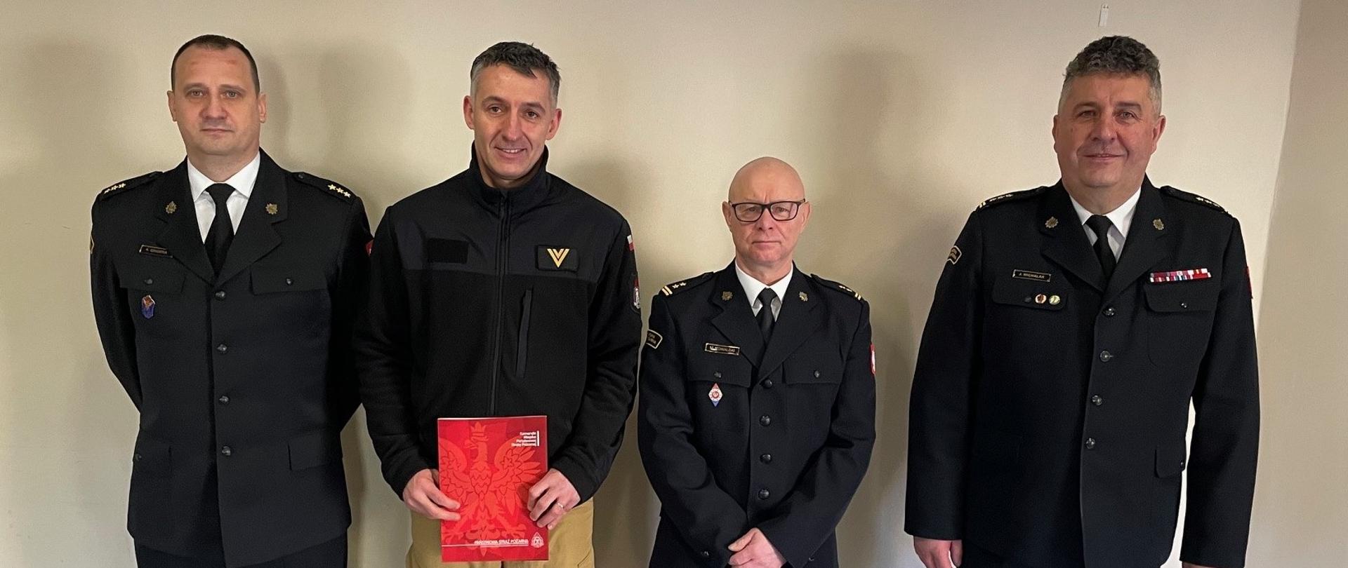 Bartłomiej Stasiak razem z Komendantem oraz kadrą kierowniczą