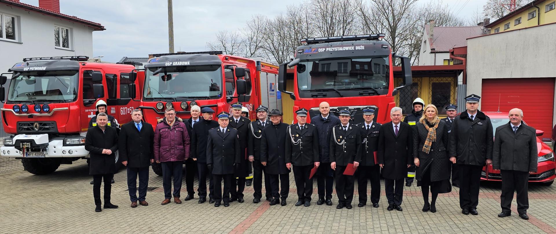 Przekazanie pojazdów i sprzętu pożarniczego dla jednostek ochrony przeciwpożarowej z terenu powiatu przysuskiego