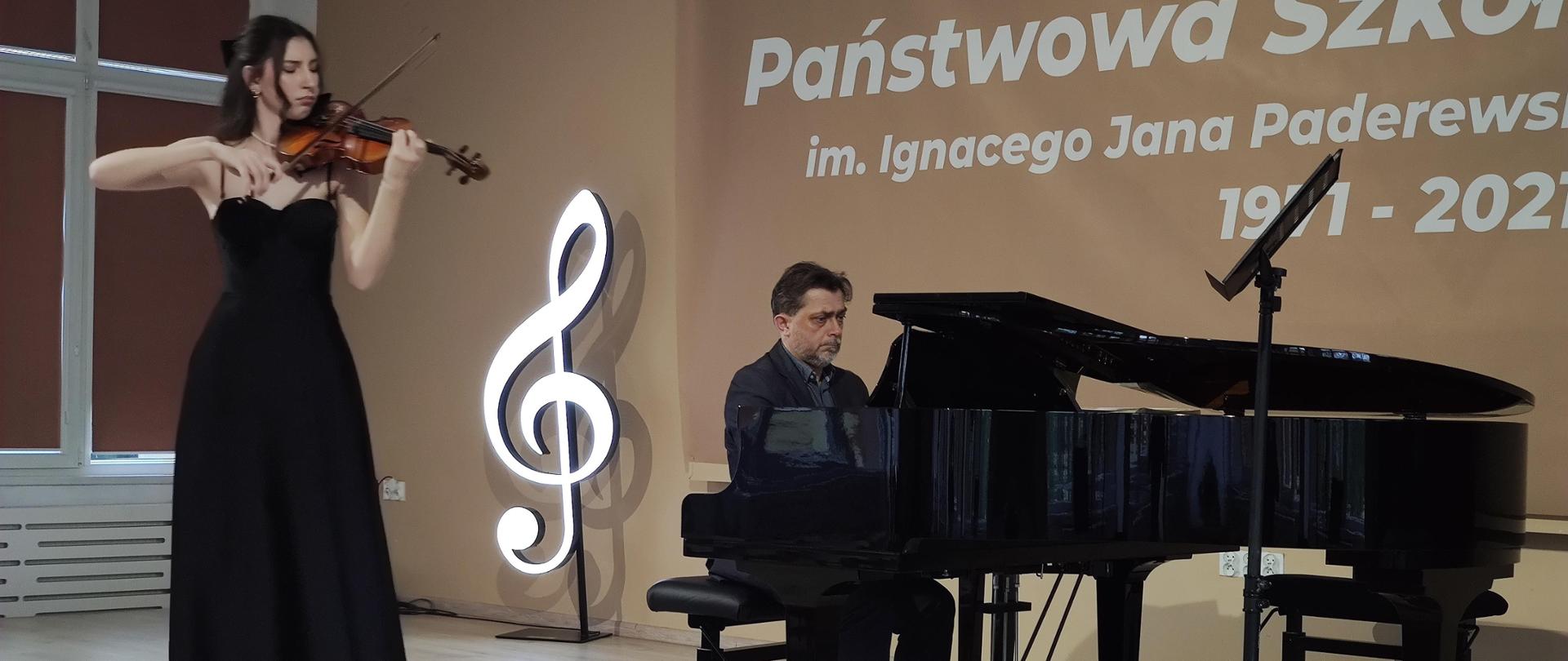 na scenie grająca skrzypaczka przy akompaniamencie pianisty