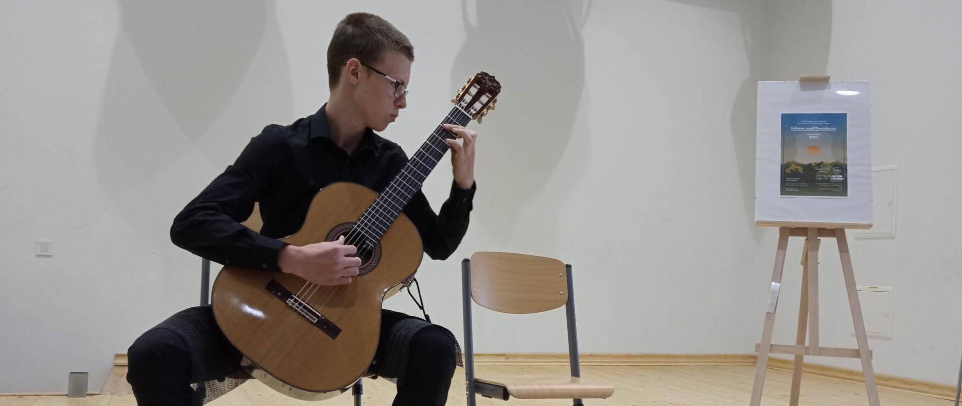 Filip Łachut podczas występu na konkursie gitarowym w Krościenku