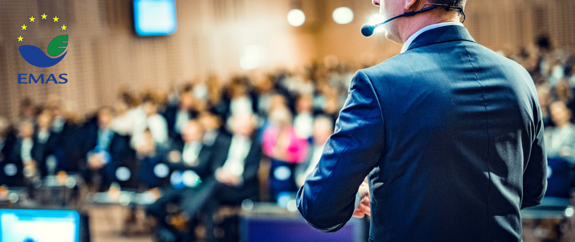 Mężczyzna przemawia do publiczności 