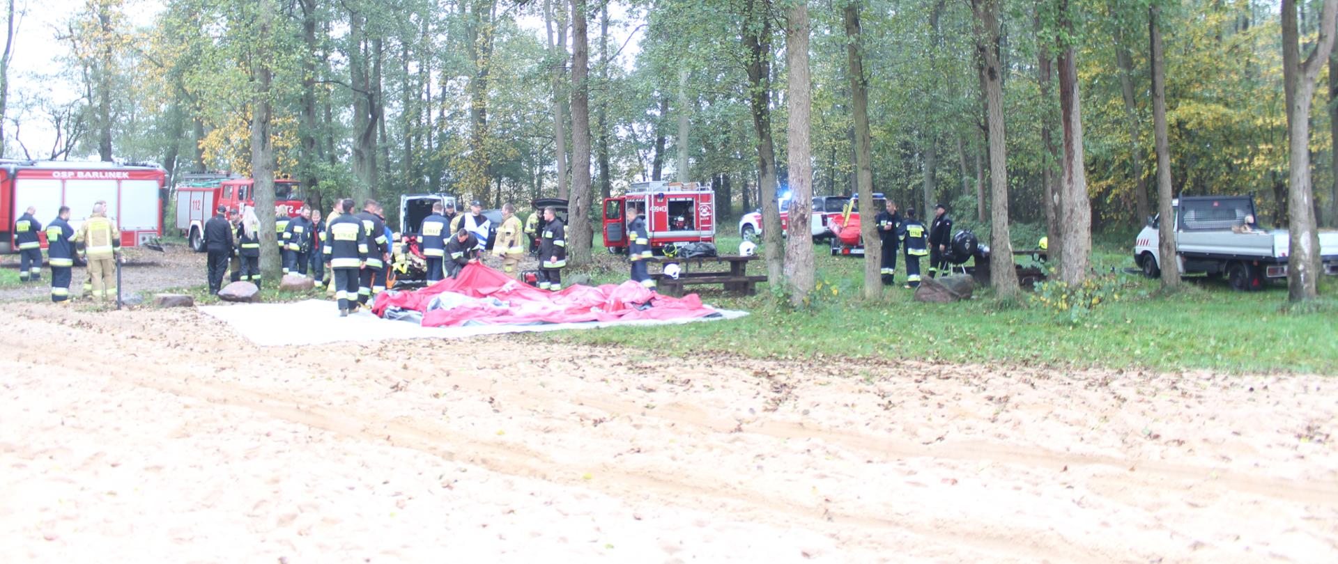Zdjęcie przedstawia strażaków szykujących się do ćwiczeń na wodzie.