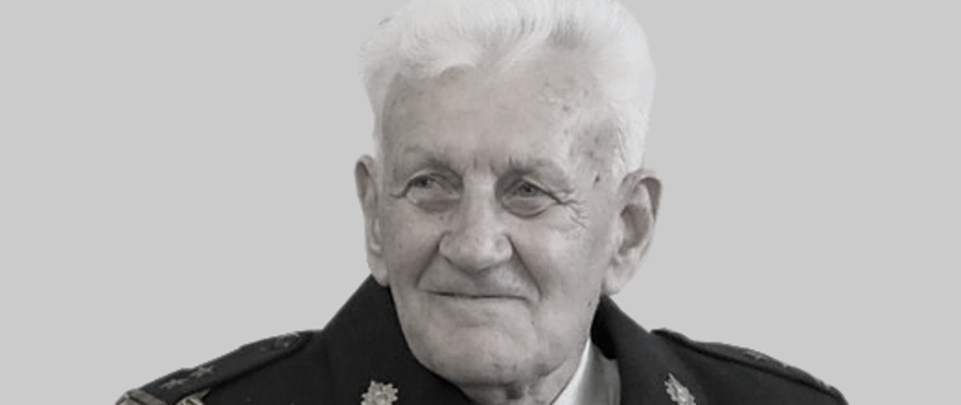 postać strażaka w mundurze galowym.