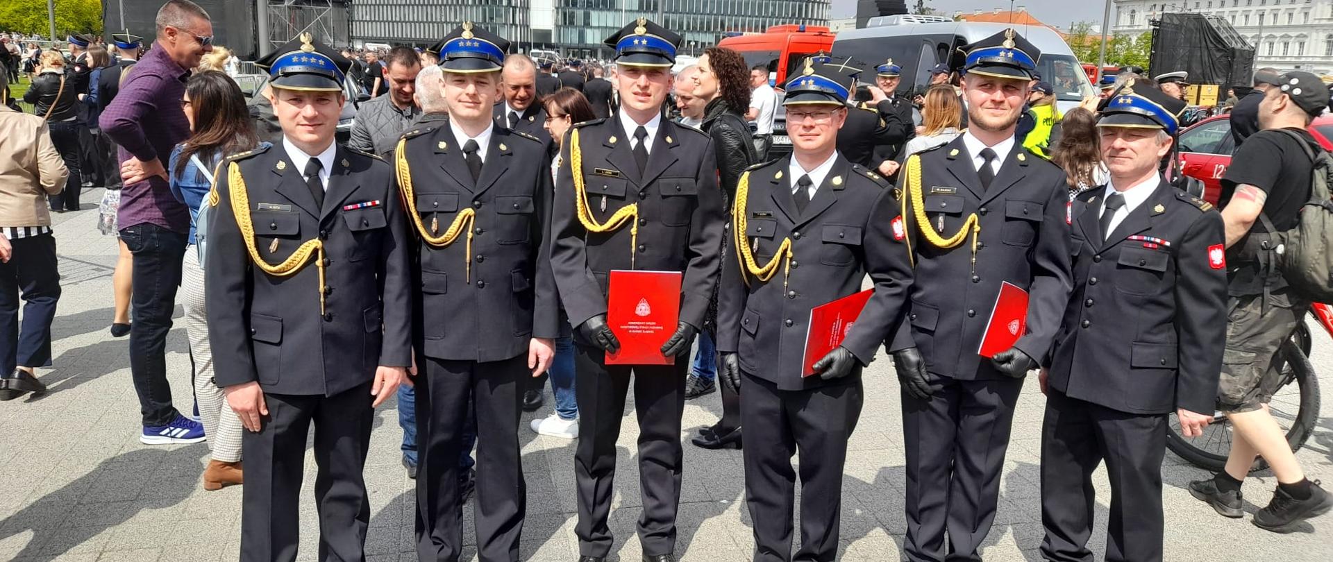 Zdjęcie przedstawia strażaków, którzy uczestniczyli w centralnych obchodach Dnia Strażaka, połączonych z promocją na I stopień oficerski 2022 roku.