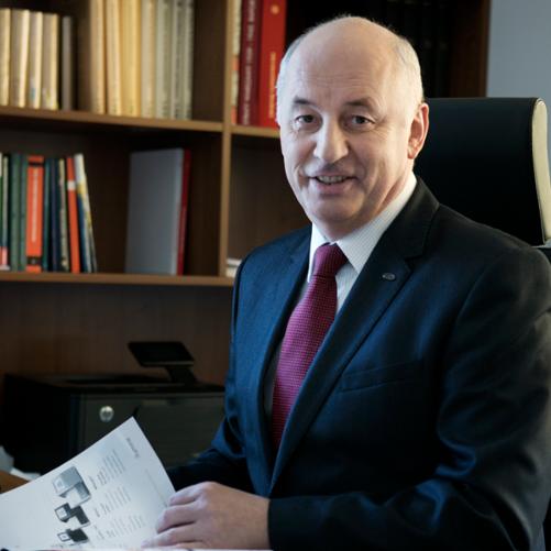 Mężczyzna w garniturze