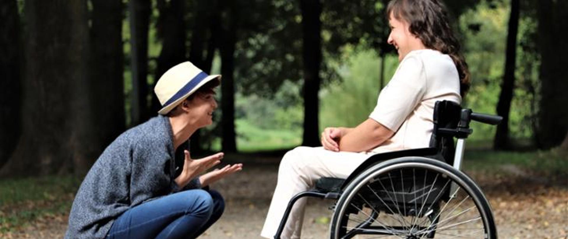 Kobieta na wózku inwalidzkim rozmawia z przyjaciółką