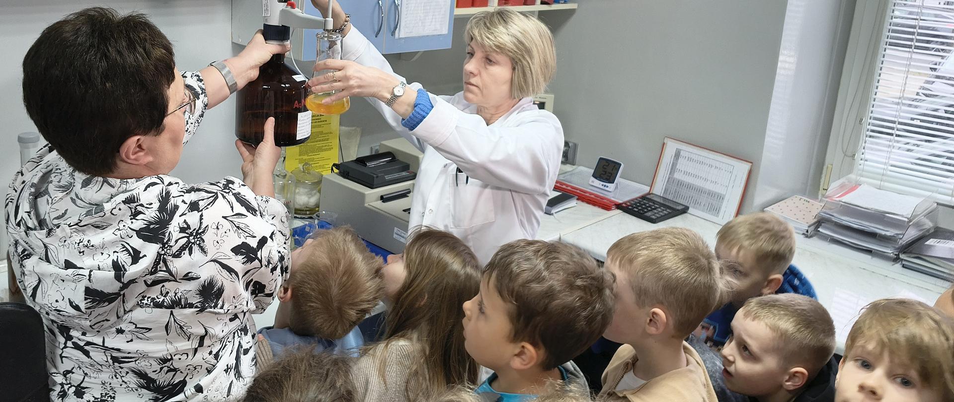 Dzieci oglądają badania wody