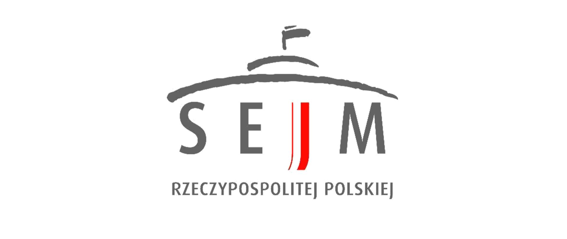 Grafika z logiem Sejmu. Białe tło, na środku grafika w kształcie budynku sejmu z dużym szarym napisem SEJM. Litera J ma kolor biało czerwony. Pod spodem szary napis Rzeczypospolitej Polskiej. 