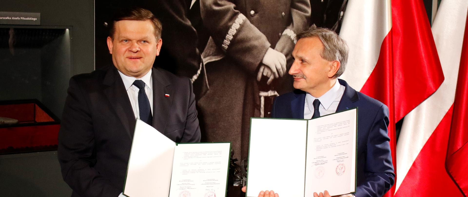 We wtorek 15 stycznia br. wiceminister edukacji Maciej Kopeć wspólnie z Wojciechem Skurkiewiczem, sekretarzem stanu w MON, podpisali porozumienie w sprawie współpracy obu resortów przy organizacji Ogólnopolskiego Konkursu Historycznego dla młodzieży szkolnej im. mjr. Marka Gajewskiego pn. "Losy żołnierza i dzieje oręża polskiego...”. Dzięki zawartemu porozumieniu konkurs będzie realizowany w roku szkolnym 2018/2019 i w latach następnych. 