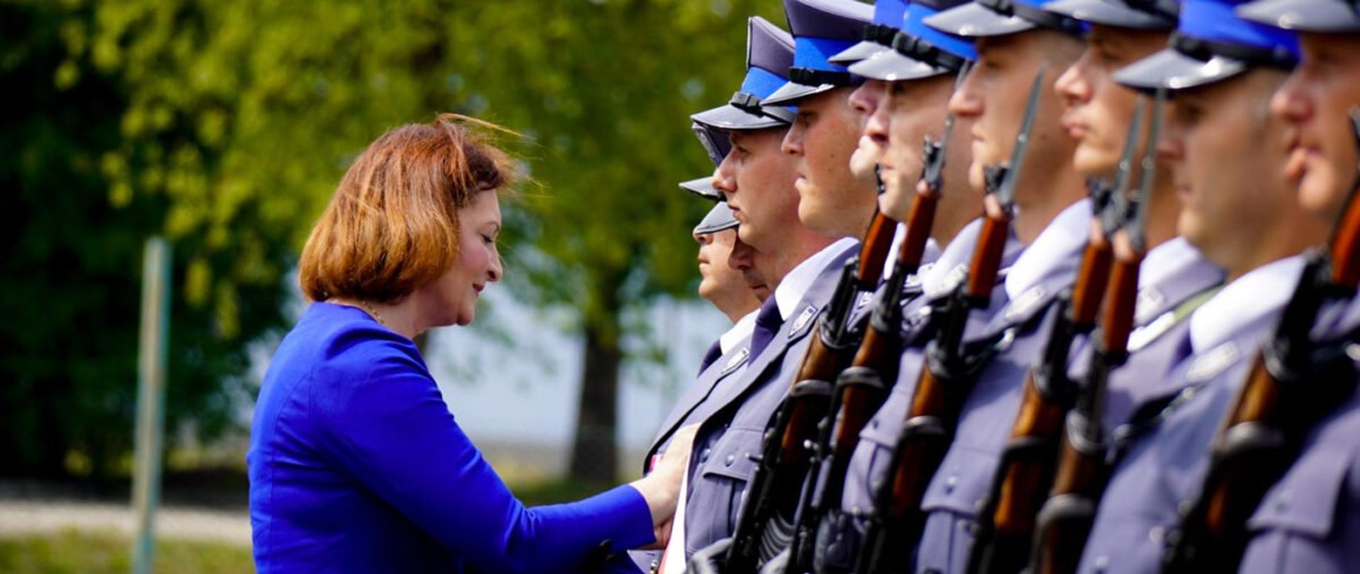 Wojewoda podkarpacki Ewa Leniart wręcza policjantom odznaczenia państwowe