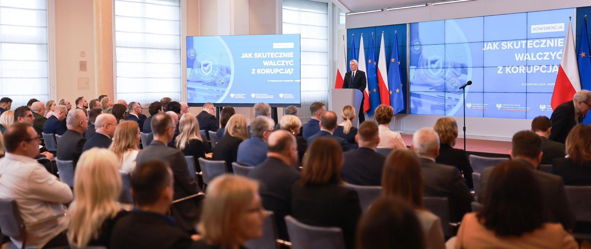 Minister-Koordynator Służb Specjalnych Tomasz Siemoniak podczas konferencji "Jak walczyć z korupcją?" w KPRM.
