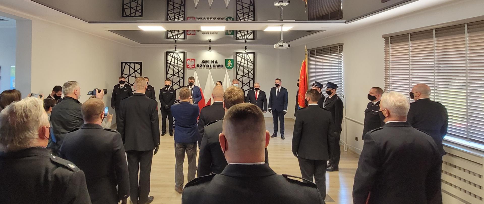 Uroczysty apel - przekazanie promes.