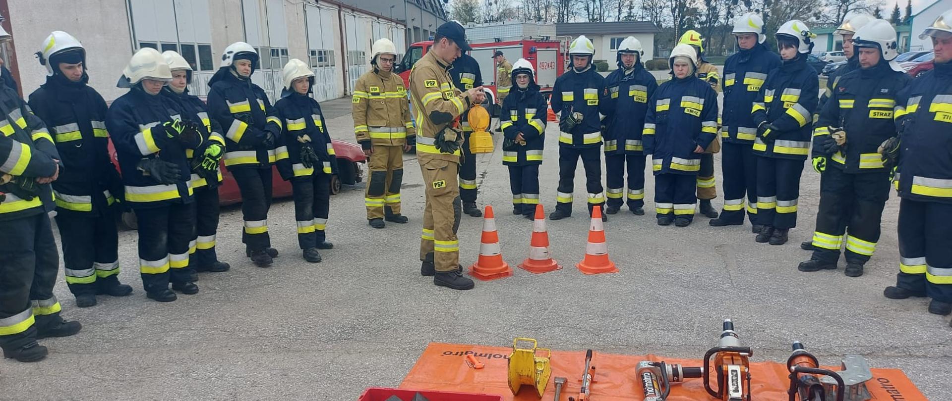 Na zdjęciu uczestnicy szkolenia podstawowego OSP