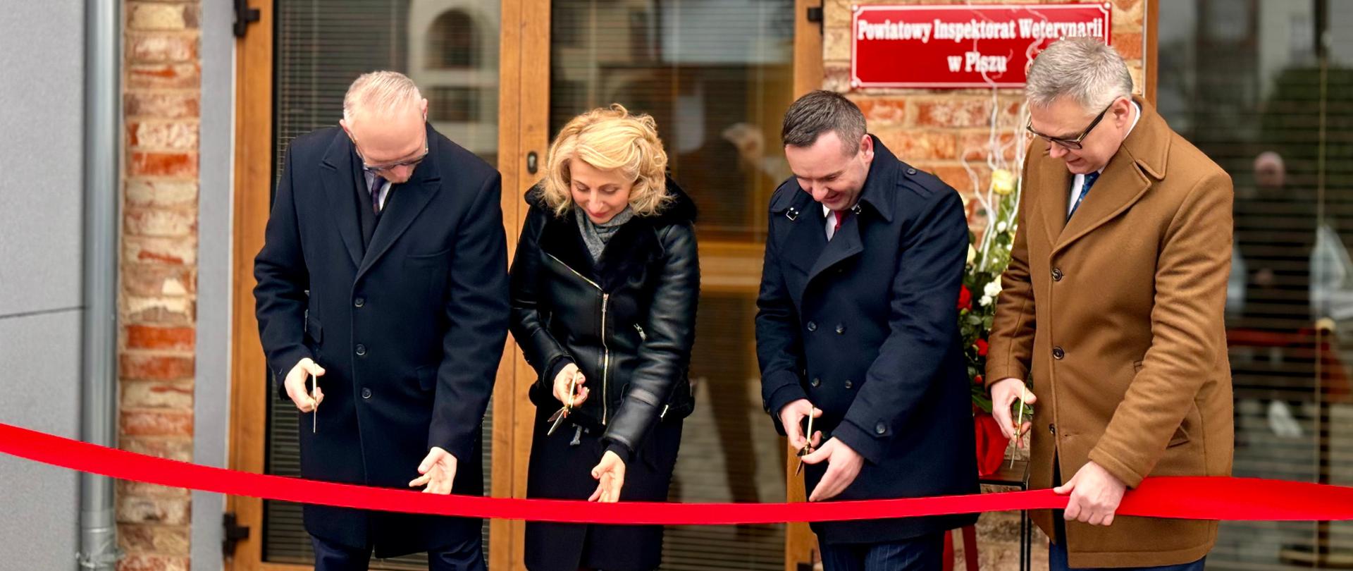 Otwarcie nowej siedziby Powiatowego Lekarza Weterynarii z s. w Piszu oraz Powiatowego Inspektoratu Weterynarii w Piszu fot. nr 5. Uroczyste przecięcie wstęgi przez wojewodę i gospodarzy wydarzenia. 