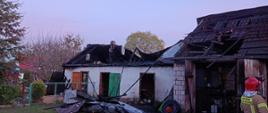 Dach budynku zniszczony na skutek pożaru