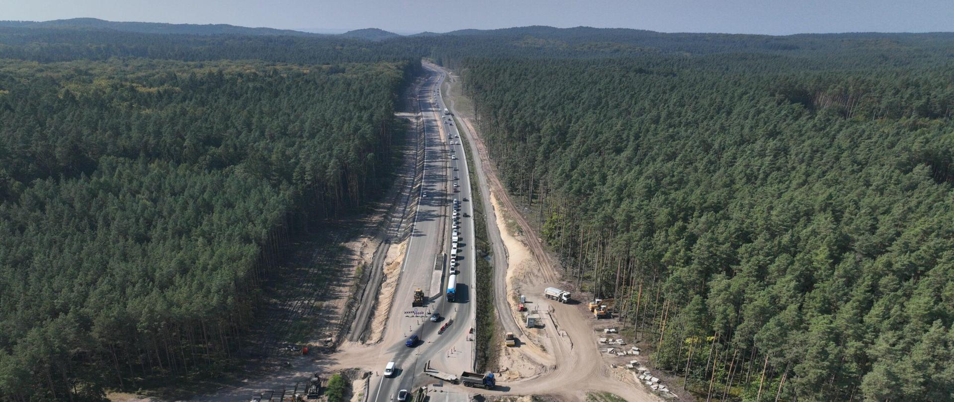 Na zdjęciu budowa drogi ekspresowej S3 Świnoujście - Dargobądz. Zdjęcie lotnicze na którym widać ruch pojazdów na odcinku wokół którego trwają prace budowlane