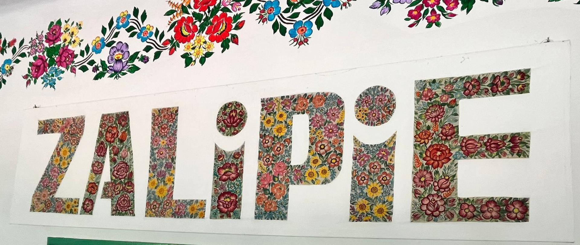 Napis Zalipie. Litery utworzone z motywów kwiatowych