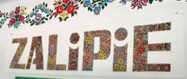 Napis Zalipie. Litery utworzone z motywów kwiatowych
