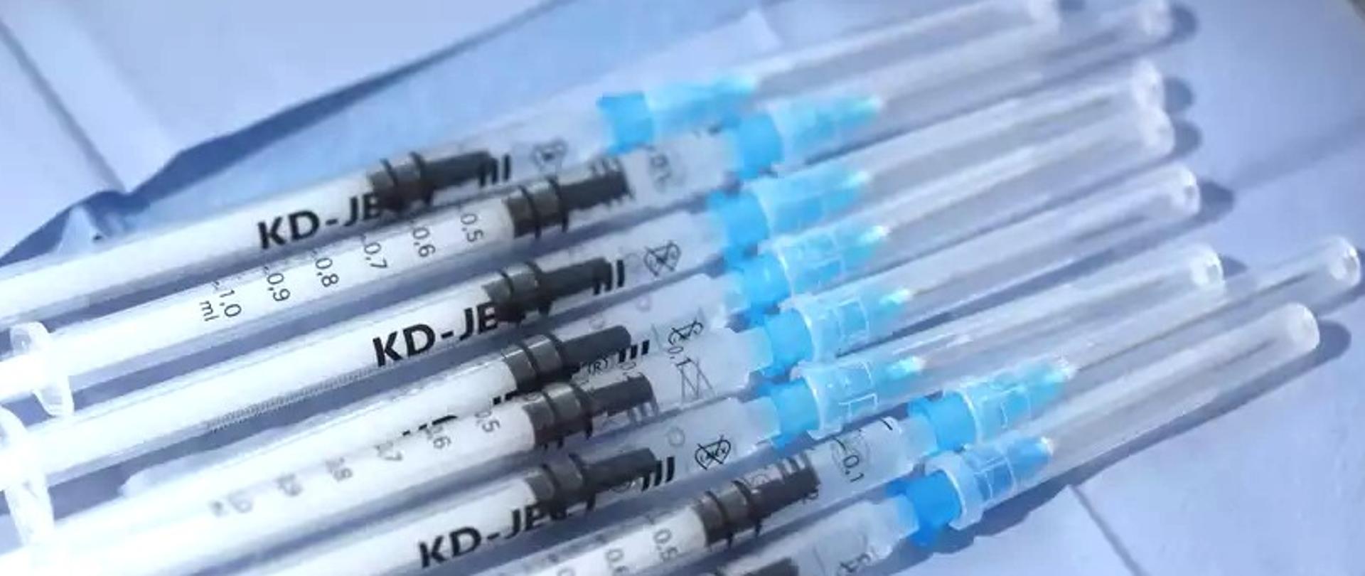 strzykawki leżą na stole