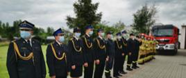Zdjęcie przedstawia strażaków Komendy Powiatowej PSP w Aleksandrowie Kujawskim stojących na placu przed JRG w Aleksandrowie Kujawskim podczas uroczystości Dnia strażaka