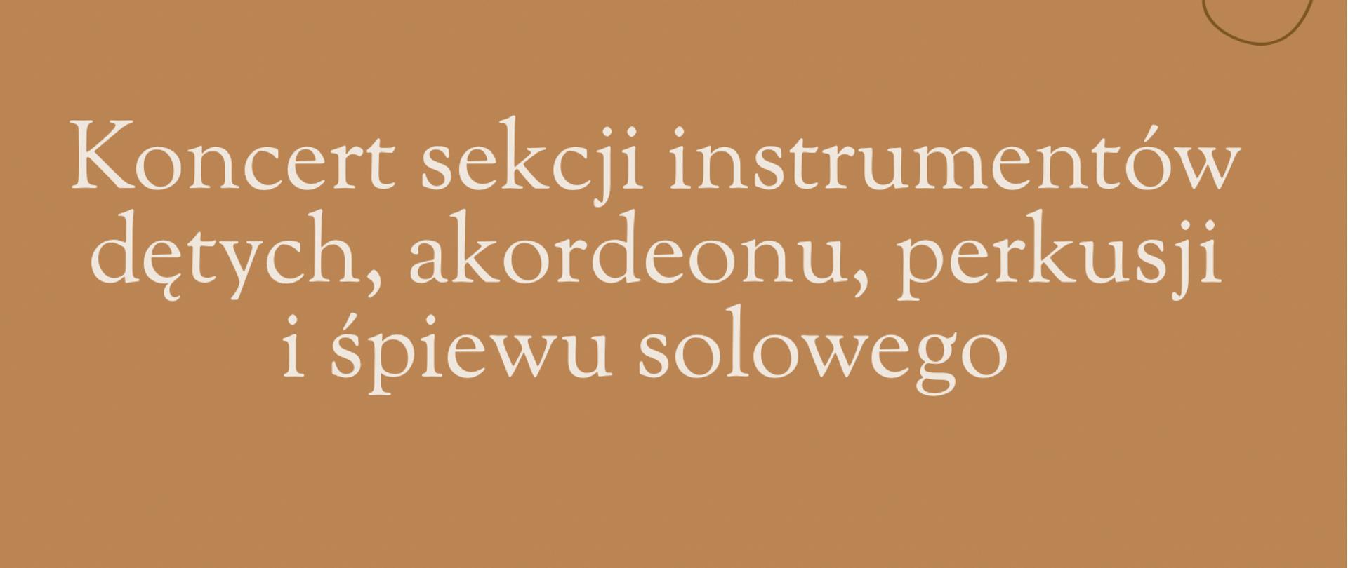 Plakat zaprasza na koncert sekcji instrumentów dętych, akordeonu, perkusji i śpiewu solowego organizowany przez Zespół Szkół Muzycznych im. Mieczysława Karłowicza w Zielonej Górze. Wydarzenie odbędzie się 22 października 2026 roku o godzinie 17.00 w sali A2.09. Tło plakatu jest jednolite, w ciepłym karmelowym odcieniu. U góry widnieje czarny napis z nazwą szkoły, a poniżej znajdują się brązowe ozdobne motywy nutowe. Tytuł koncertu zapisano dużym, kremowobiałym fontem. Data wydarzenia jest czarna, a godzina i numer sali — kremowobiałe.