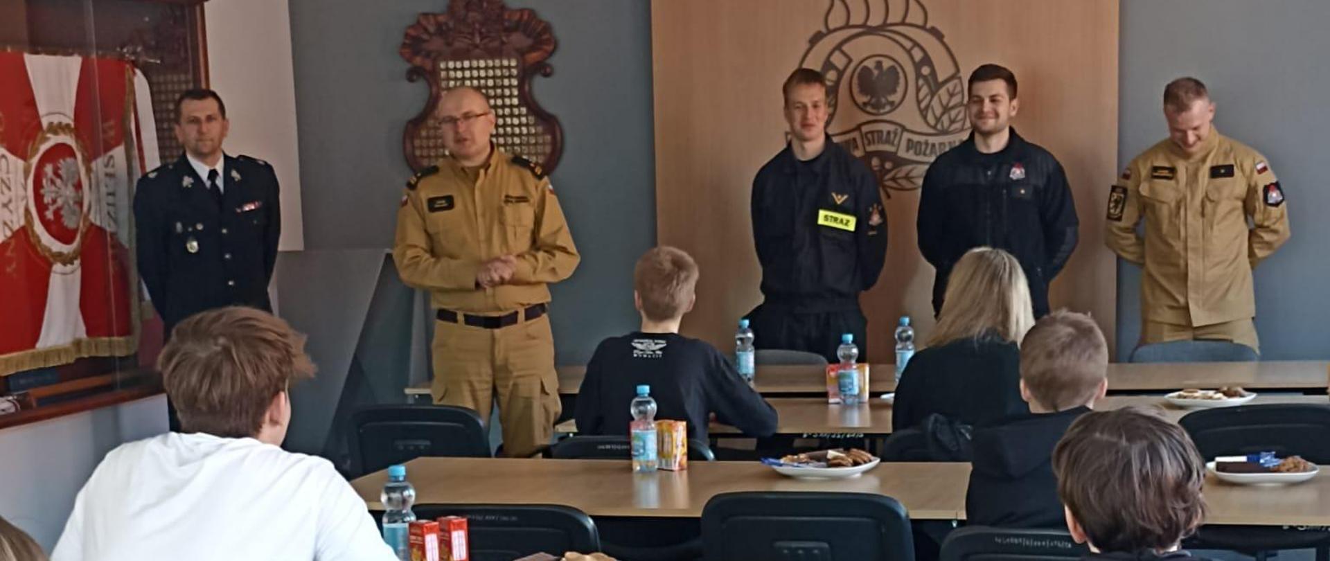 Komendant miejski wraz z Prezesem OSP i strażakami wita uczestników konkursu.