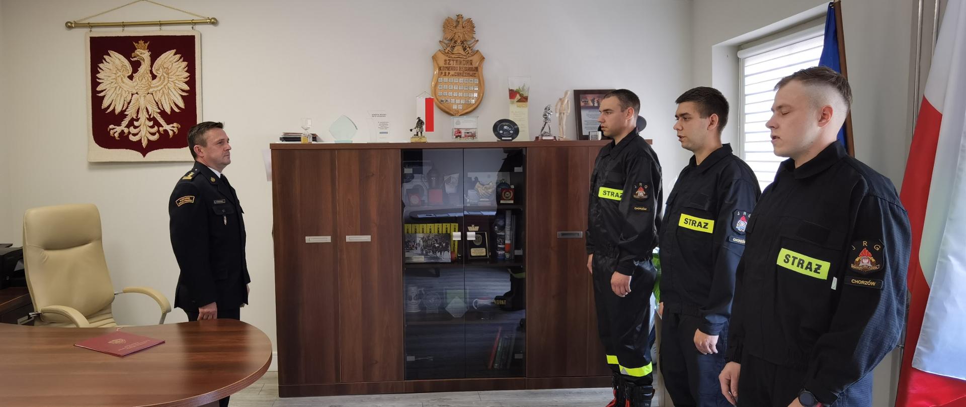 Zdjęcie przedstawia Komendanta Miejskiego oraz nowo przyjętych strażaków.