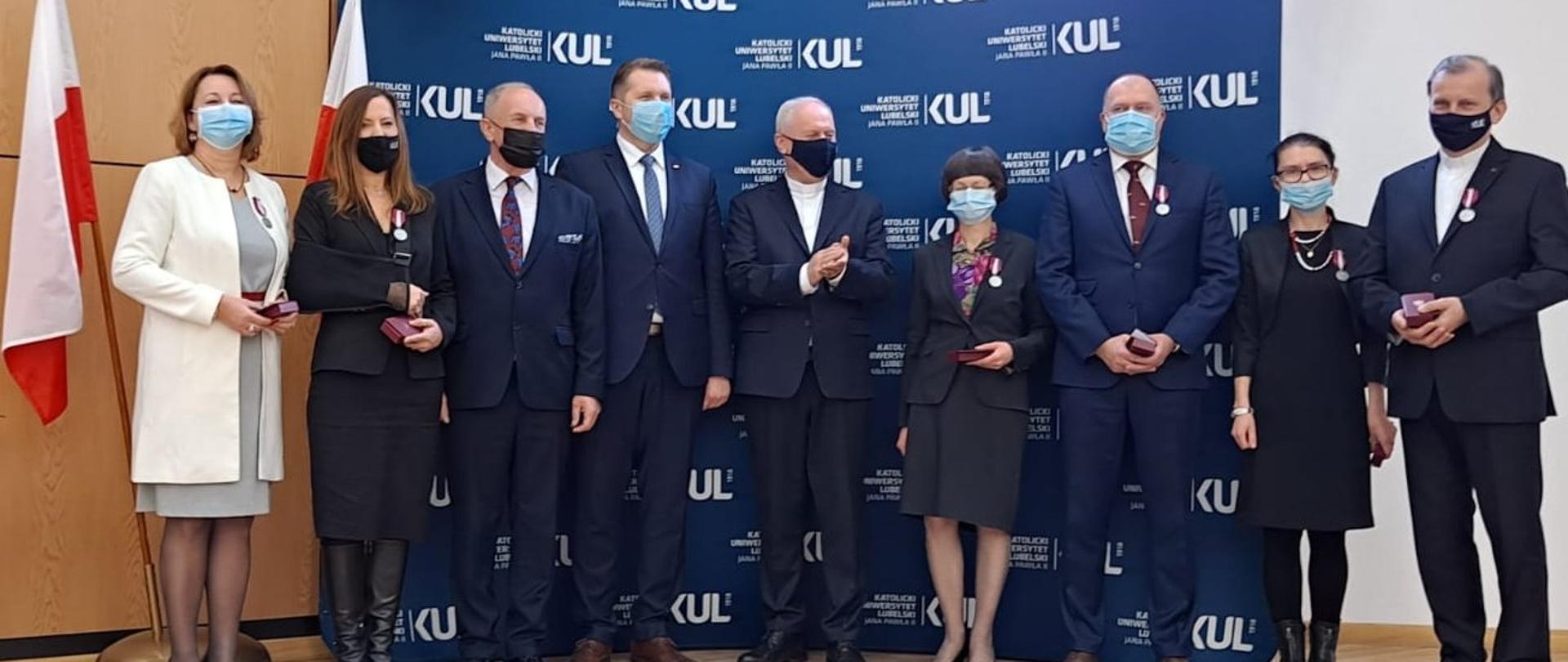 Minister Przemysław Czarnek wręczył odznaczenia i medale pracownikom Katolickiego Uniwersytetu Lubelskiego w Lublinie, minister Przemysław Czarnek w towarzystwie nagrodzonych pracowników KUL.