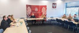 Praca nad polsko - niemieckim projektem unijnym - szeroka perspektywa stołu przy którym siedzą funkcjoraiusze zaangazowani w projekt