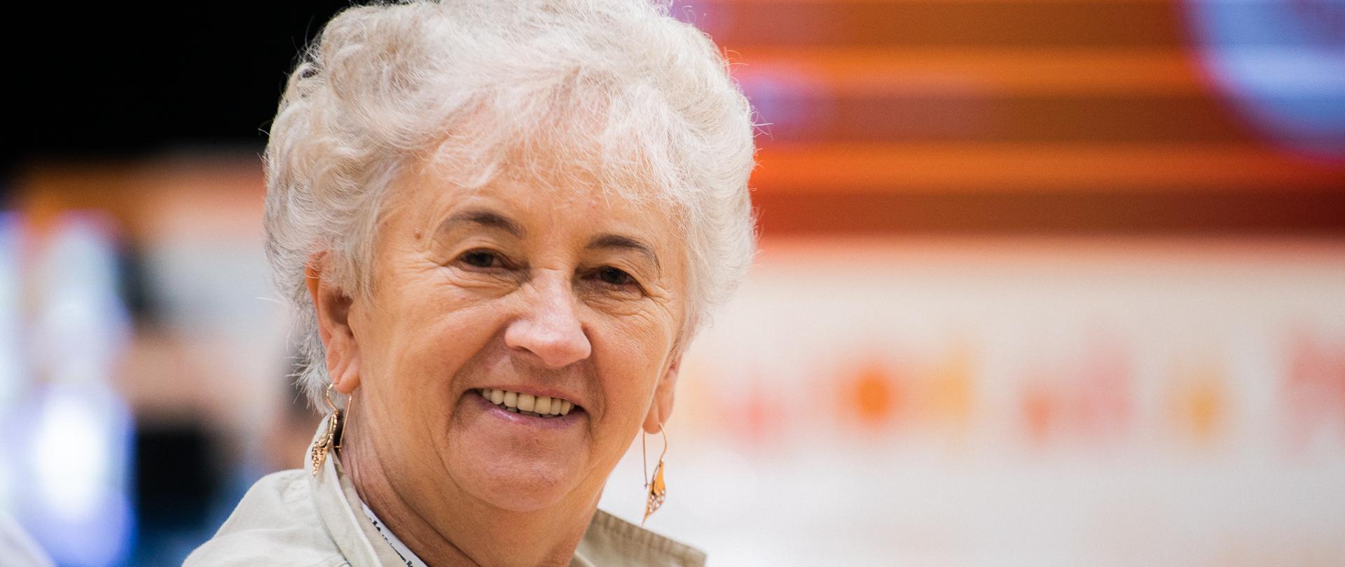 Uśmiechnięci seniorzy w trakcie wydarzenia