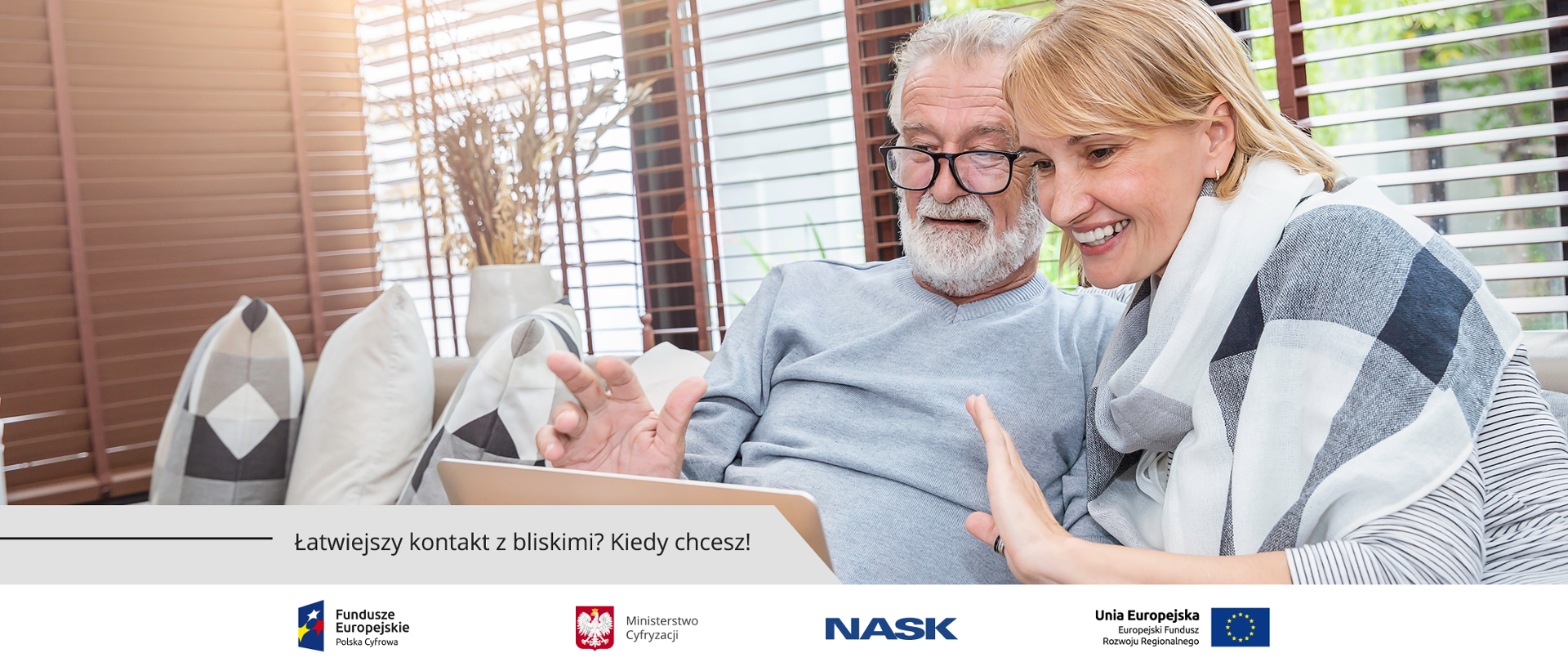 Mężczyzna i kobieta siedzą na kanapie. Oboje z ekscytacją patrzą na ekran laptopa.