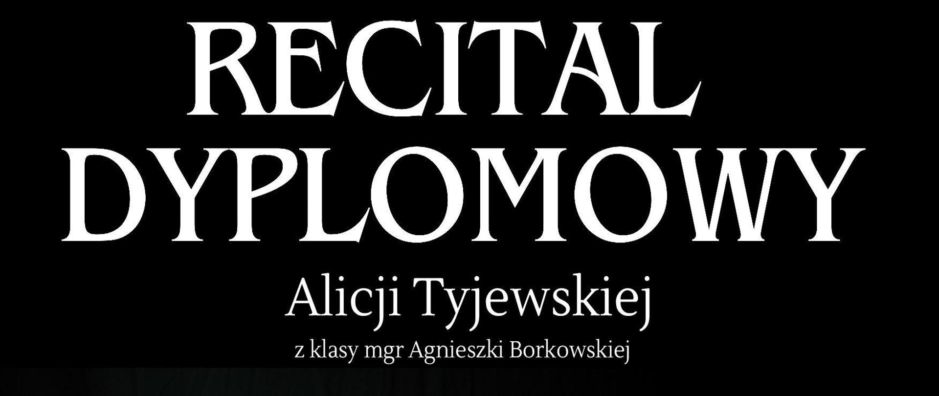 Plakat informujący o recitalu dyplomowym Alicji Tyjewskiej w dniu 12 czerwca 2024 o godzinie 17.00. Tło plakatu jest czarne, w jego lewej stronie znajduje się zdjęcie uczennicy, która siedzi i obejmuje wiolonczelę w jej górnej części. Alicja ubrana jest w niebieska sukienkę w kremowo-różowe róże. 