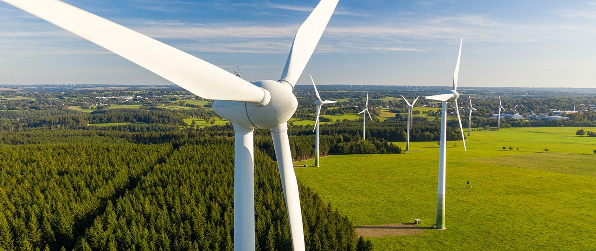 krajobraz z wiatrakami