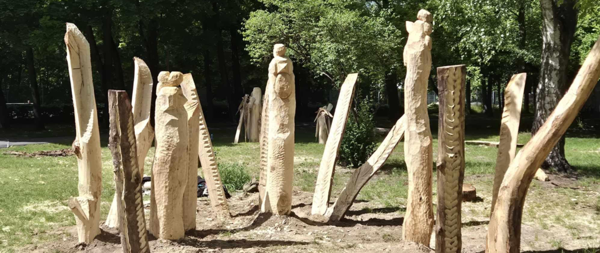 na polanie w lesie ustawione drewniane rzeźby