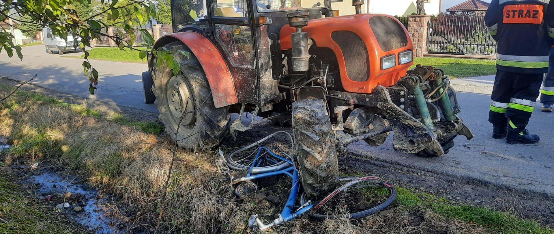 Ciągnik rolniczy i rower pod kołem