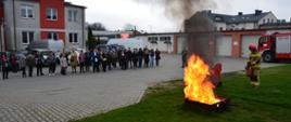 Pokaz działań gaśniczych przed uczestnikami eliminacji na placu wewnętrznym komendy
