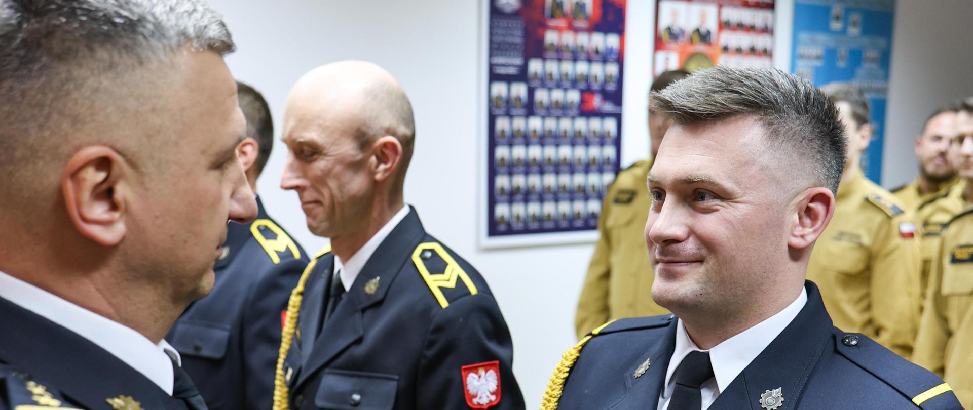 Komendant Powiatowy PSP wręcza akt mianowania 