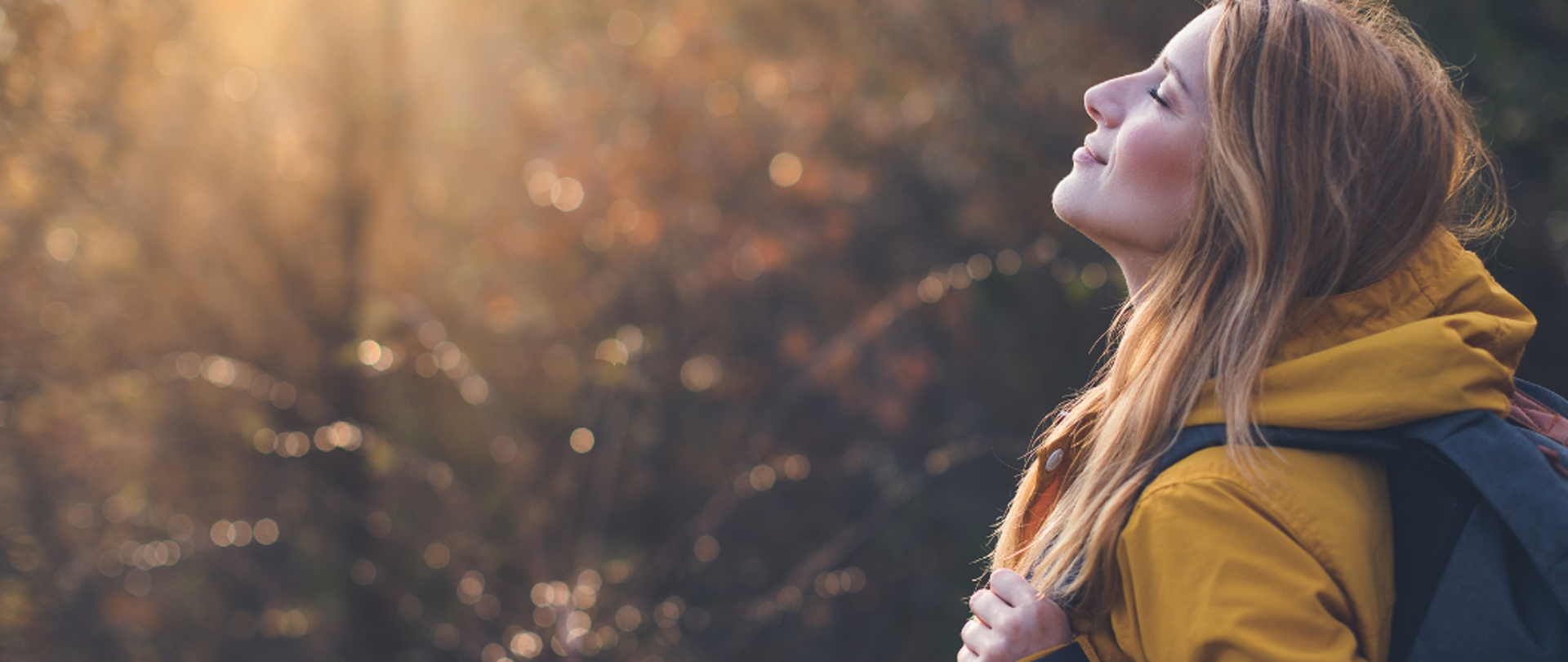 Kobieta oddychająca czystym powietrzem