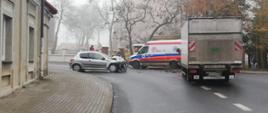 Na zdjęciu widać rozbite pojazdy na skrzyżowaniu oraz karetkę 