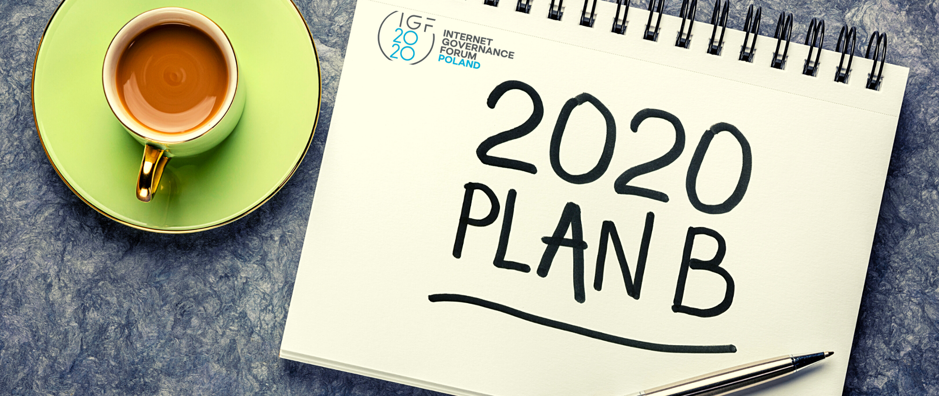 Po lewej kawa w zielonej filiżance, na zielonym talerzyku, po prawej kołonotatnik. Napis 2020 plan B oraz logotyp IGF2020