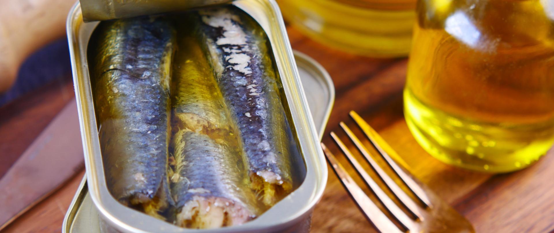 Fotografia przedstawiająca sardynki w puszce