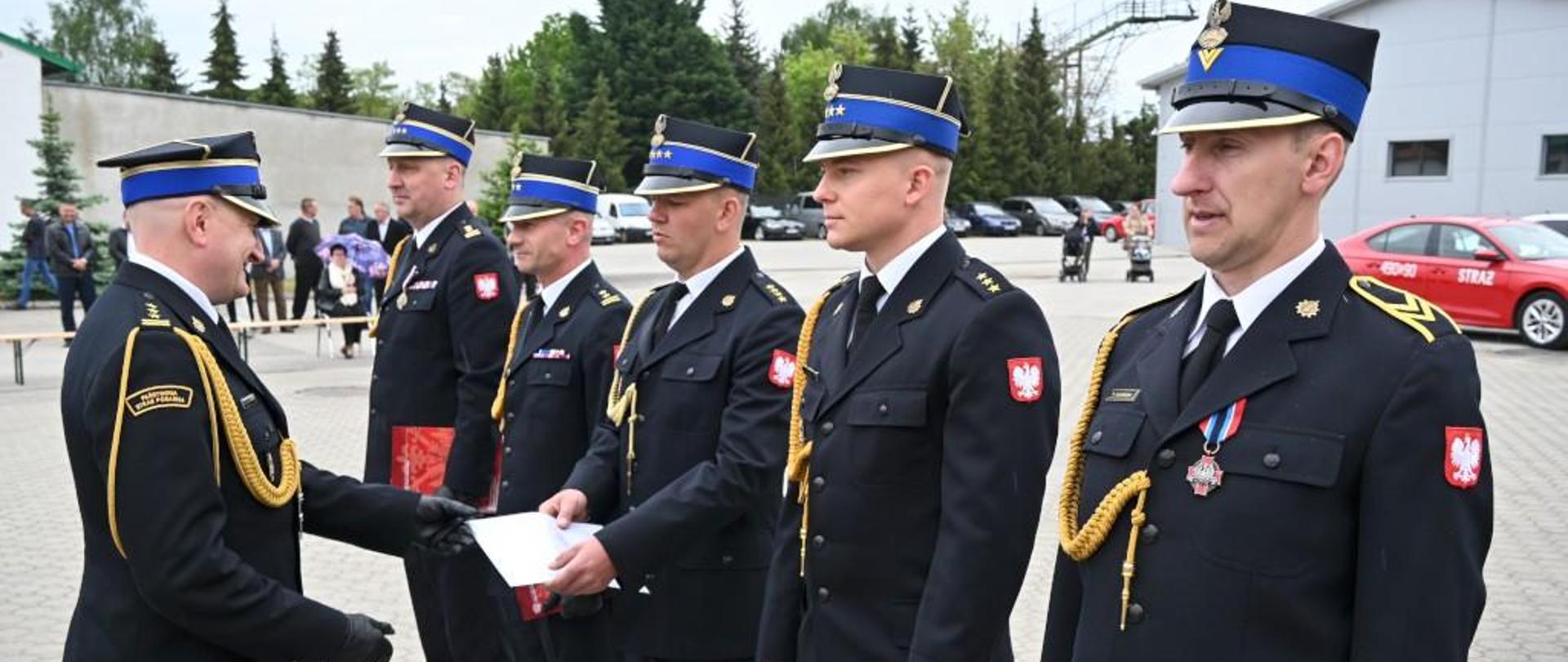 Na zdjęciu uczestnicy uroczystego apelu