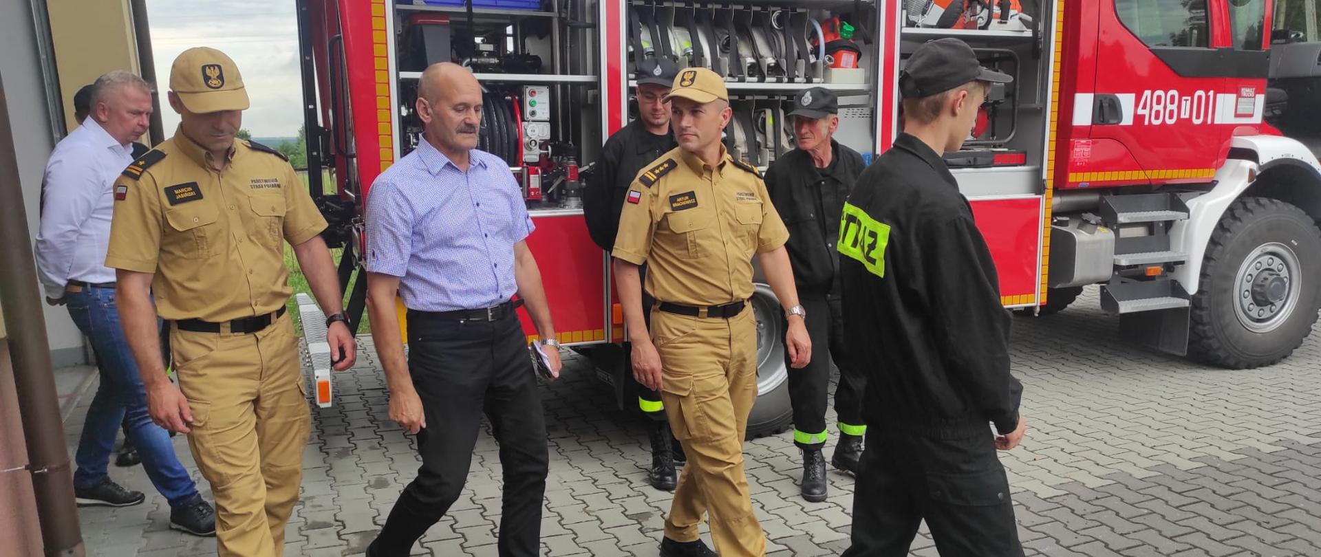 Komendanci oprowadzani przez Komendanta Gminnego OSP z terenu gminy Bliżyn po jednostce OSP Nowy Odrowążek.