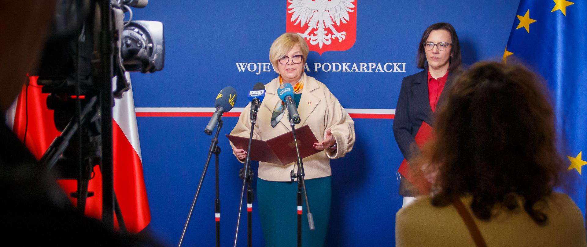 Zdjęcie przedstawia wojewodę podkarpackiego Teresę Kubas-Hul podczas konferencji prasowej