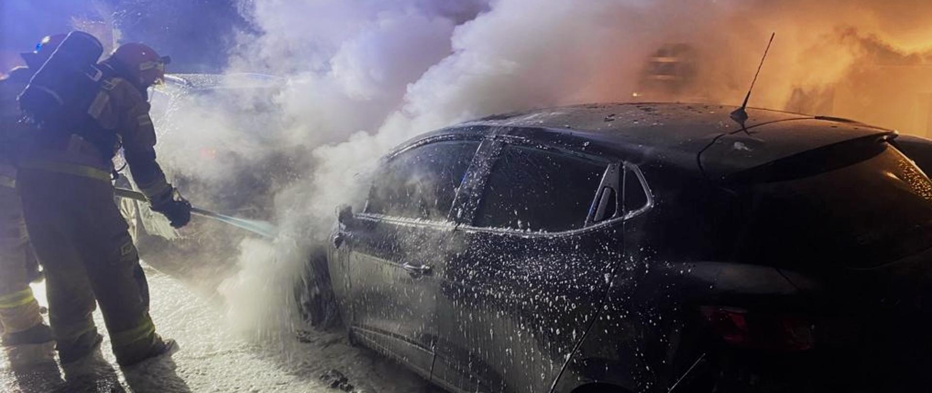 Pożar dwóch samochodów osobowych